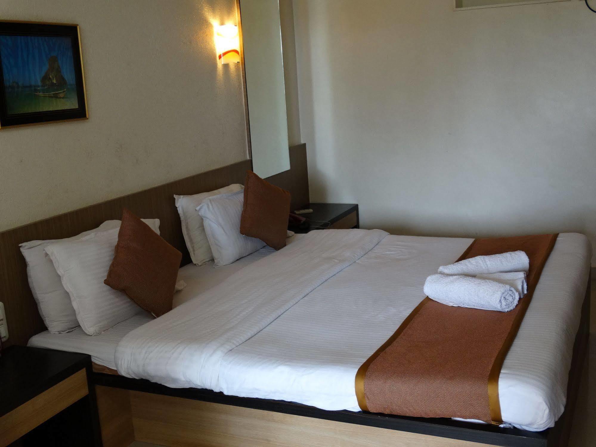 Abhishek Beach Resort And Spa Ganpatipule Exterior photo